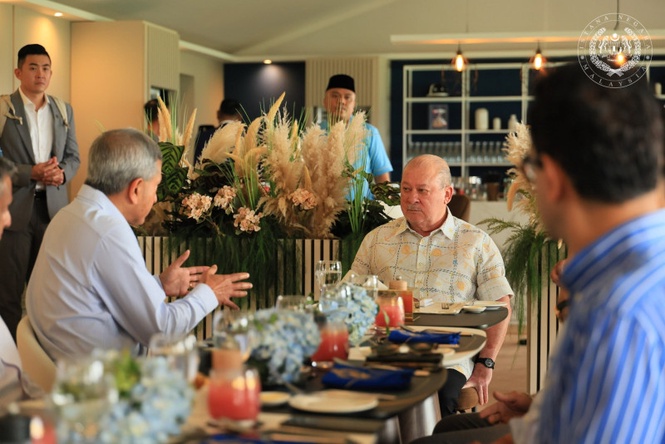 King receives Singapore Foreign Minister in Johor Bahru, enhancing bilateral ties
