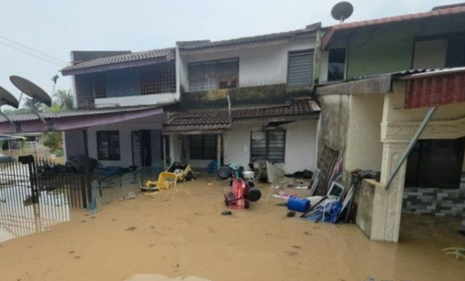 Melaka flood evacuees rise to nearly 1,000 as two districts remain affected