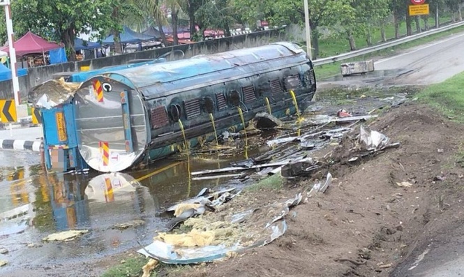 Palm oil tanker overturns in Klang, spill causes road hazard, driver escapes injury