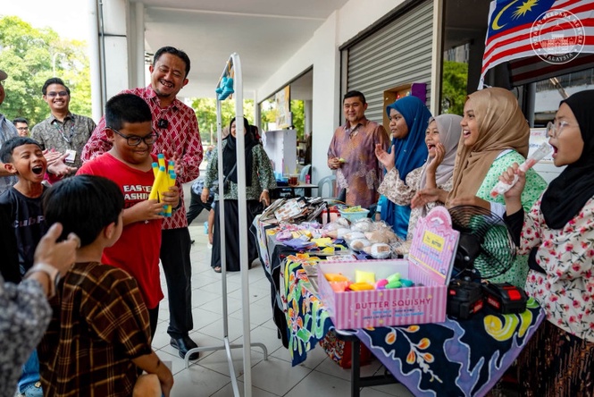 ‘Uncle Anwar’ sends representative to children’s entrepreneurs day in Subang Jaya