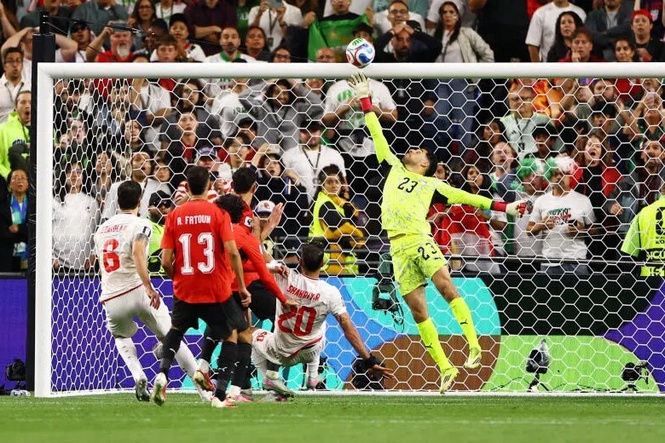 Iran holds Egypt to keep World Cup knockout hopes alive