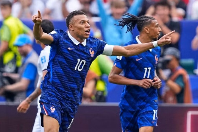 Mbappe leads France to win over Iraq in lightning-delayed World Cup game
