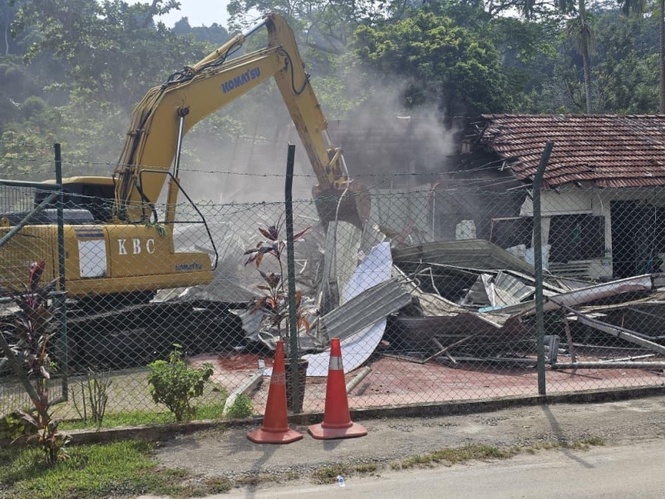 Penang: Waterfall Cafe demolished; Owner claims CM was misled