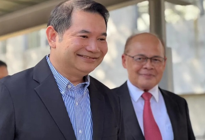 Rafizi at MACC again, hands over documents, gives voluntary statement
