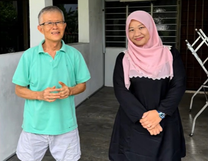 Policewoman reunites with teacher who helped pay her STPM fees