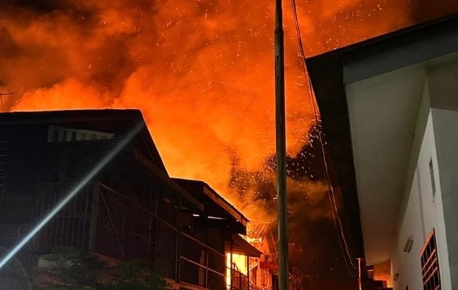 Jewellery shop among six premises destroyed in fire (video)