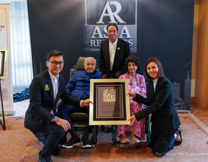 Tun Dr Mahathir, Siti Hasmah create ASEAN record