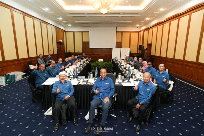 Ahmad Samsuri named new opposition leader