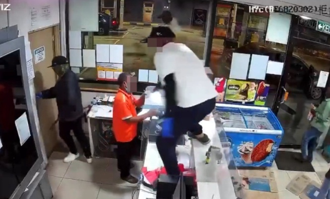 Two men rob gas station, flee with cash and cigarettes (video)