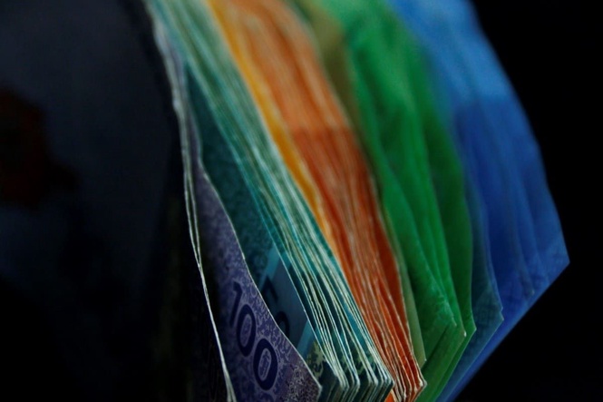 Ringgit slips against US dollar but gains v major notes