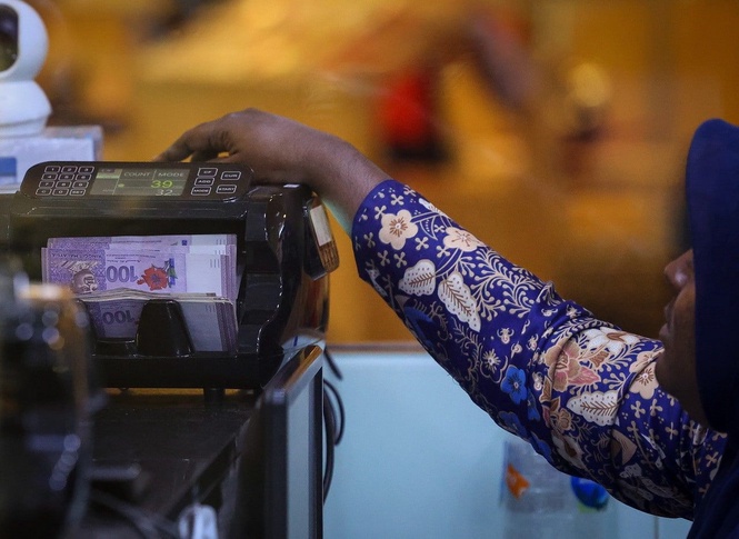 Ringgit inches up v US dollar