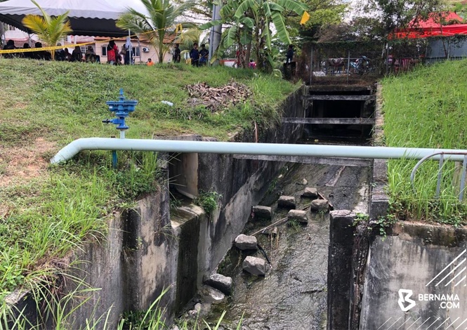 Bapa redah longkang 100 meter cari anak hanyut di Puncak Alam