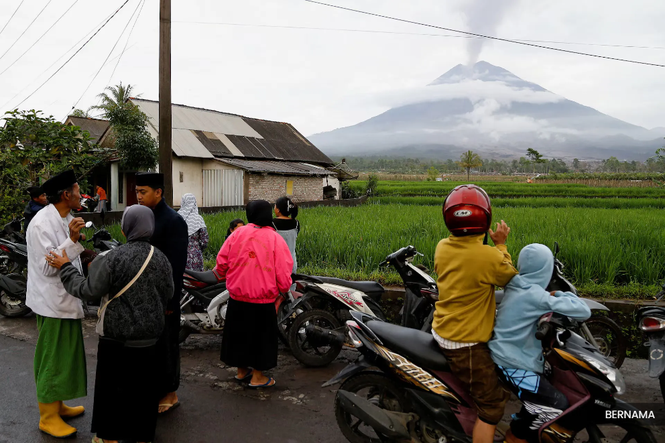 Gunung Semeru meletus, muntahkan abu setinggi 1 km