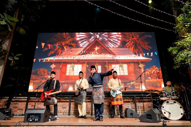 Alif Satar & The Locos memeriahkan Rumah Terbuka ‘Raya Sama Sama’ MR D.I.Y.