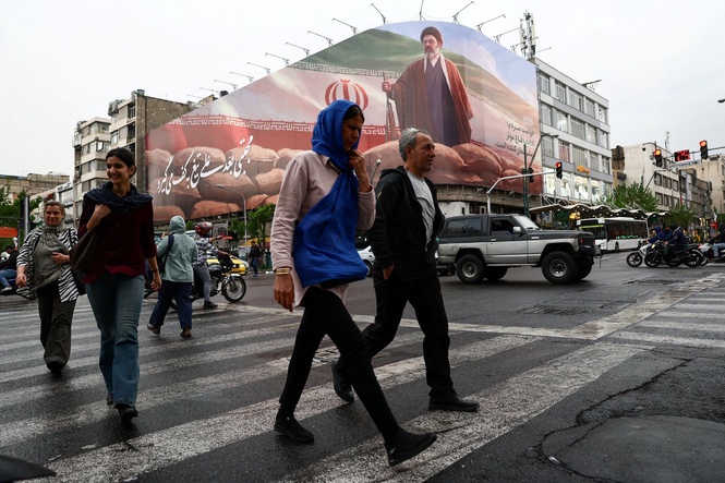 Trump says Tehran can phone if it wants to talk; Iran minister heads to Russia