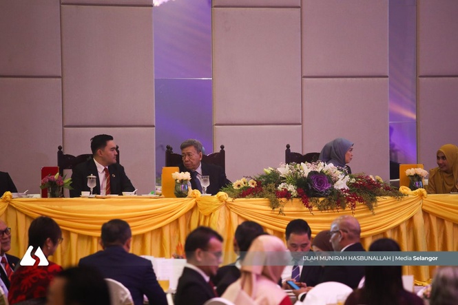 Sultan, Permaisuri berkenan hadir majlis santapan sempena sidang DNS