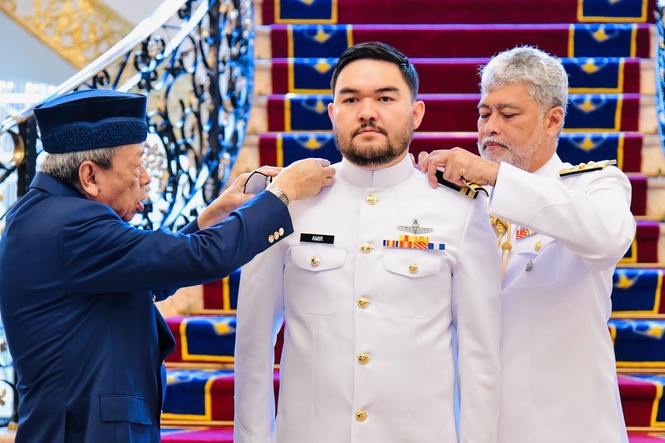 Raja Muda Selangor ditauliah pangkat Leftenan Komander TLDM