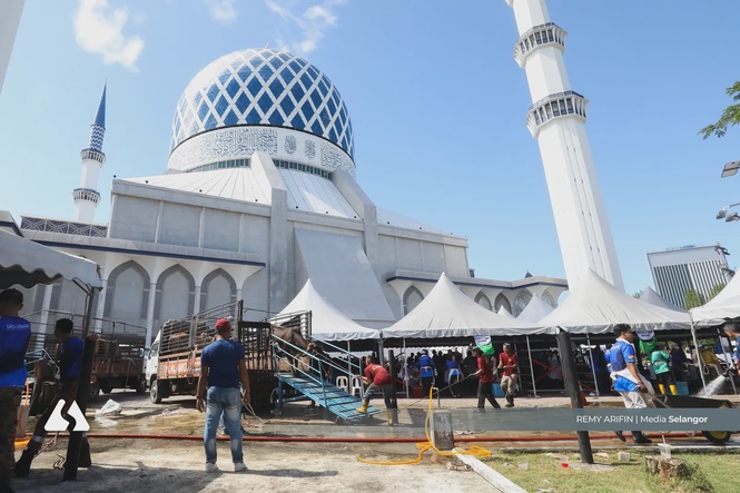 Masjid Shah Alam korban 28 ekor lembu, Sultan Selangor turut menyumbang