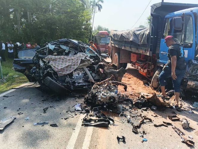 Enam sekeluarga maut SUV bertembung lori tanah