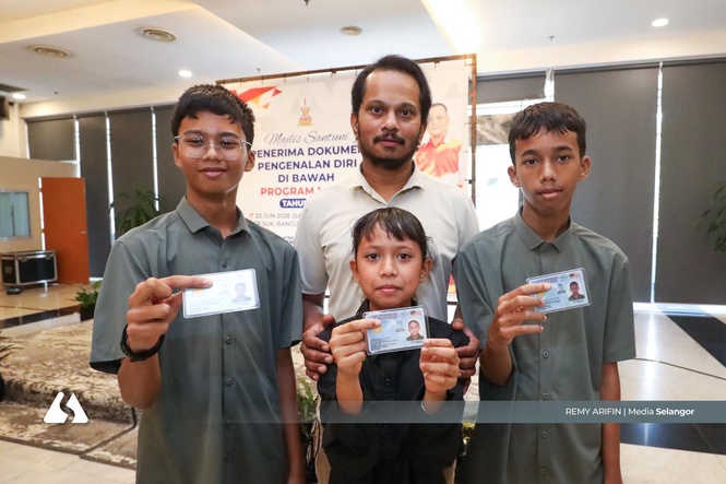 MySel: Penantian 15 tahun berakhir, bapa syukur tiga anak miliki kewarganegaraan