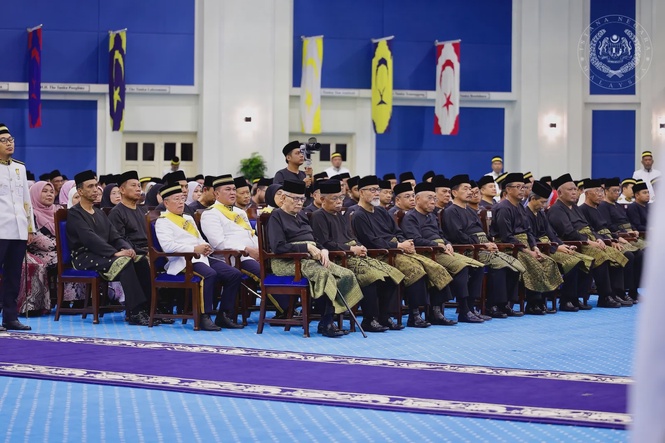 King confers medals on 124 recipients for official birthday