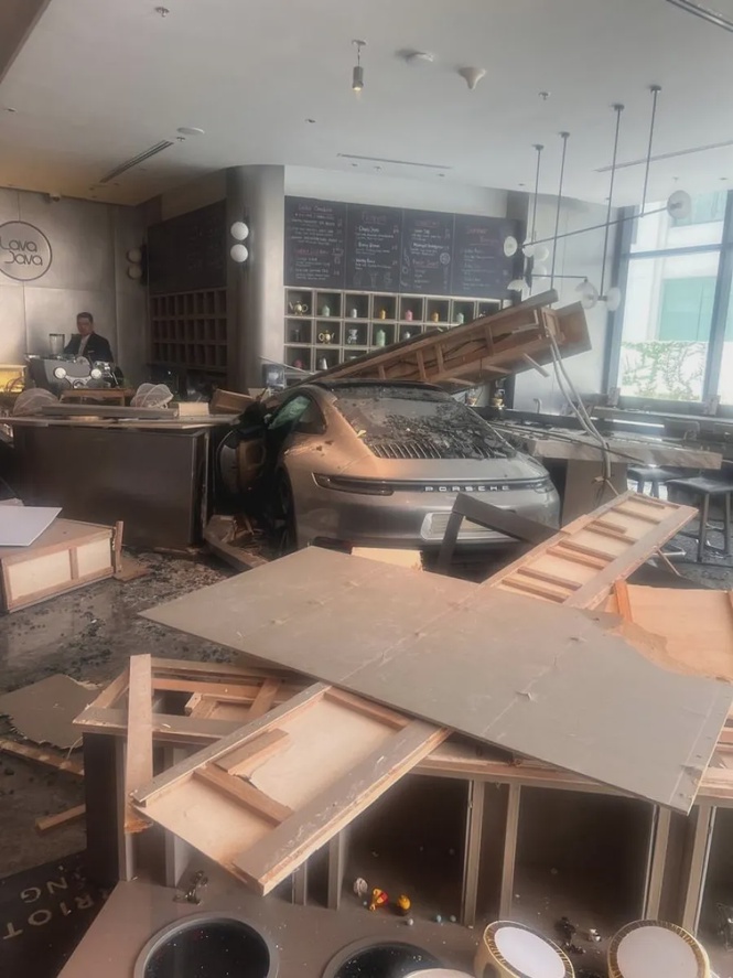 61岁妇女驾保时捷 疑误踩油门直撞入酒店大堂