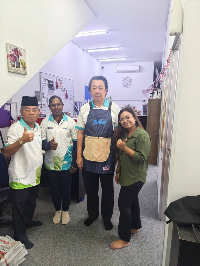 Clean Kajang campaign distributes special aprons to strengthen traders' image