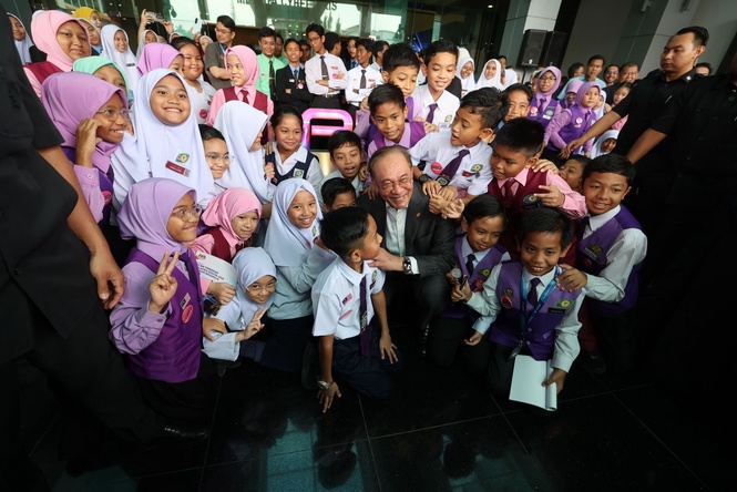 Govt offers free AI software access, subscriptions for youths
