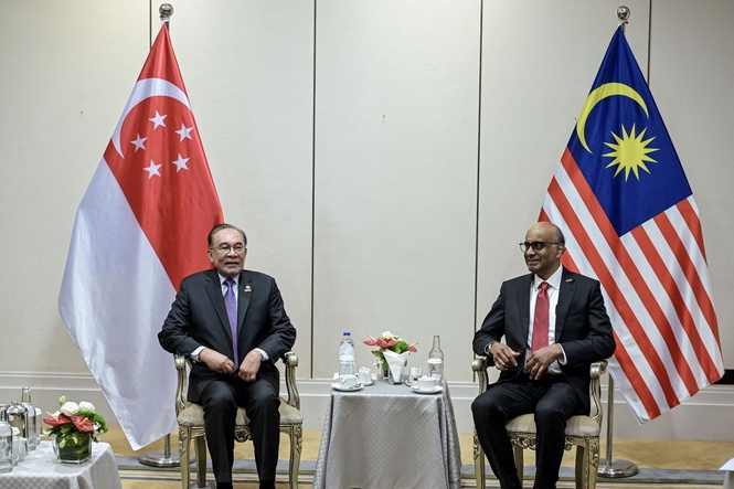 PM pays courtesy call on Singapore President during state visit
