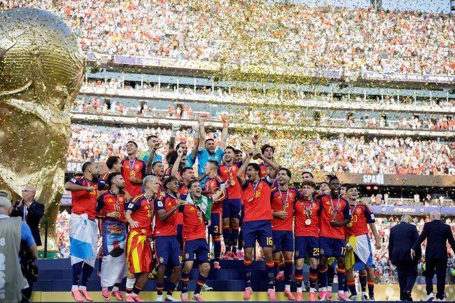 Sepanyol rai kejuaraan Piala Dunia dengan perarakan di Madrid