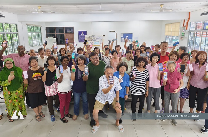Kelas telefon pintar rapatkan jurang warga emas, orang muda