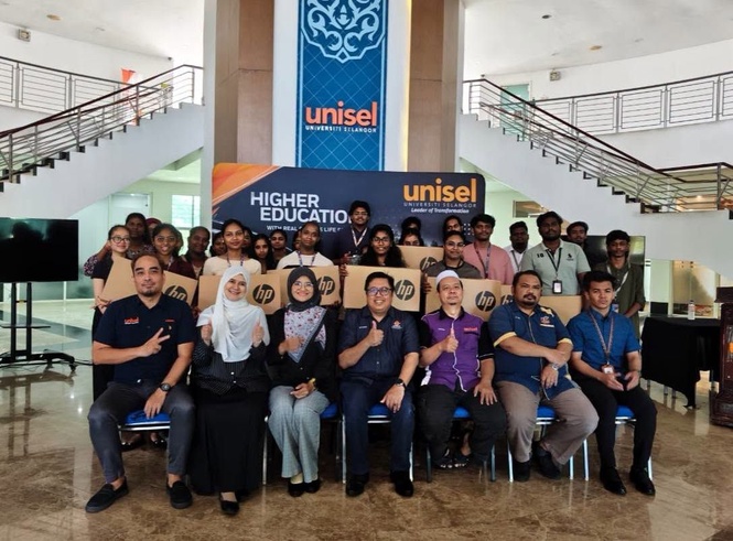 Indian UNISEL students receive laptops to support digital learning