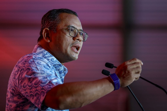 Amirudin remains Keadilan election director, Saifuddin assumes deputy chief duties