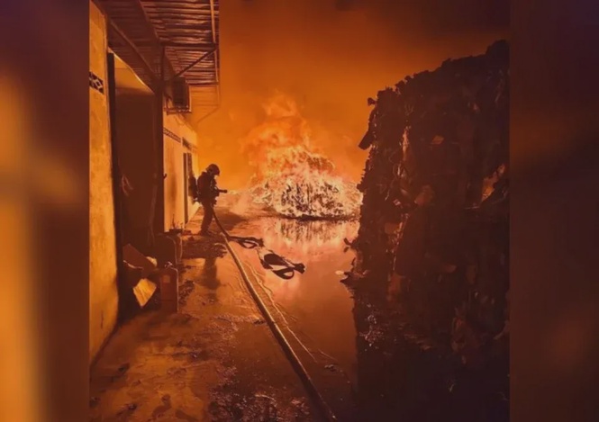 Kilang kumpul bahan kitar semula di Beranang terbakar