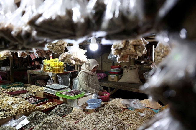 Indonesia's economic growth slows to 5.3 pct in second quarter, but beats forecast