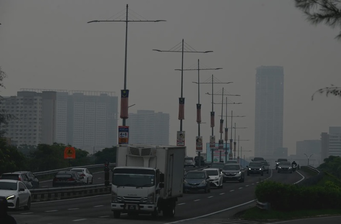 Haze expected to persist in short term, may worsen if Indonesia hotspots rise