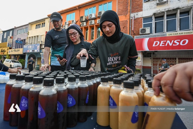 美拉华蒂咖啡节2.0料吸引5000人次 现场有二手服装书籍收藏品等销售。