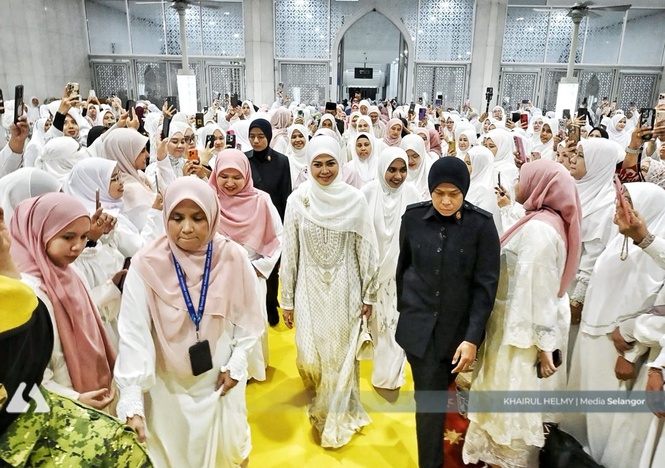 Tengku Permaisuri sertai 10,000 wanita Selangor berselawat