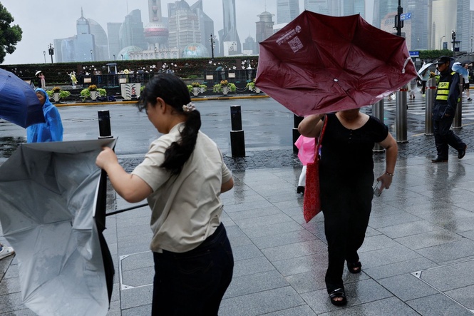 Typhoon Dolphin hits China’s east coast, over one mln evacuated