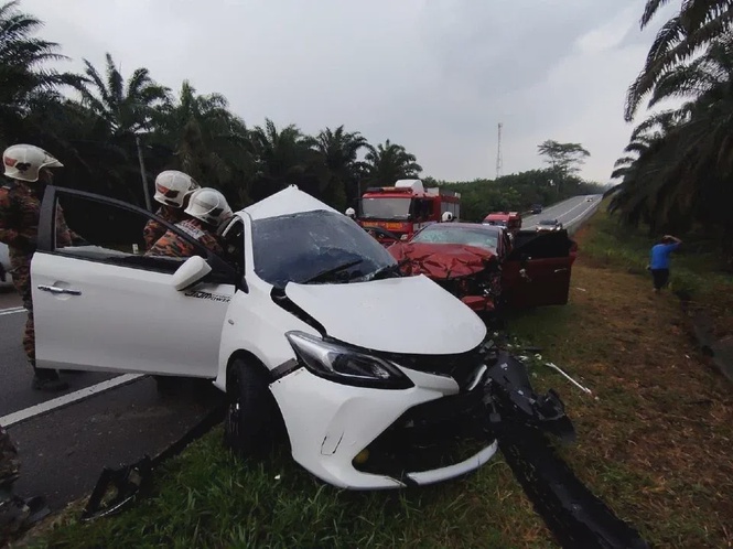 Tiga maut kemalangan dua kereta di Kota Tinggi