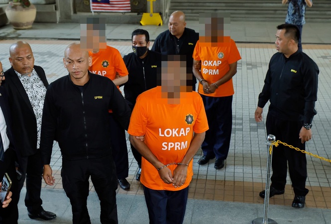 SPRM gantung pemakaian baju oren bagi OKS dibawa ke mahkamah