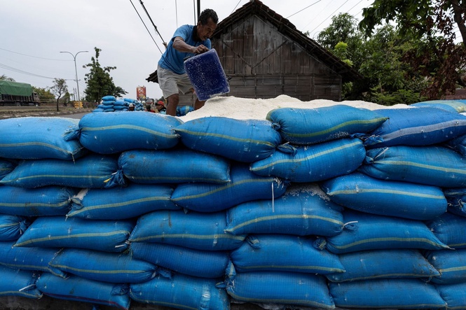 Indonesian salt fields bloom under drought from baking El Nino heat