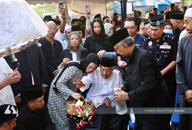 Seven decades together, Tun Dr Mahathir weeps as Tun Dr Siti Hasmah laid to rest