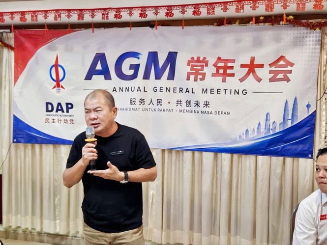 “柔州神庙限高十年不闻不问” 林耀明质疑马华政治表演