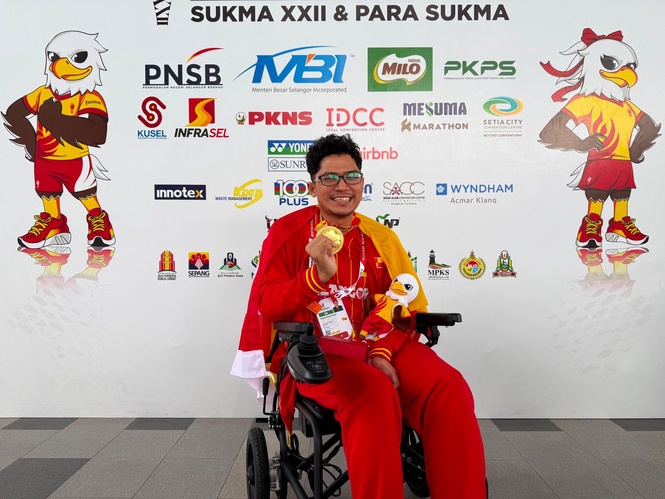 Umar swims to surprise gold after just nine months of training
