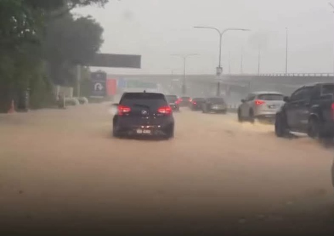 Exceptionally heavy rainfall triggers flash floods in KL