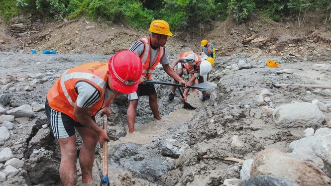 Nepal must rebuild thousands of homes, no let-up in search for missing