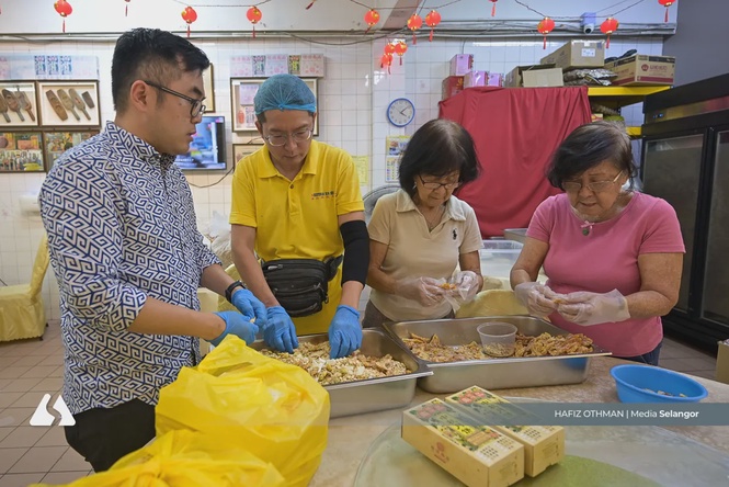 老街老店守住百年历史 万挠商家坚守家族传承