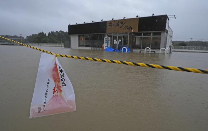 Typhoon Dujuan threatens Tokyo region with rain, violent winds