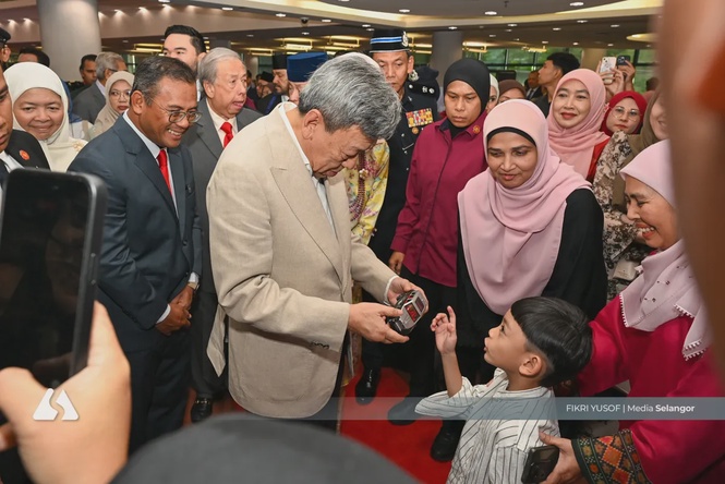 Selangor Ruler urges youth to stay united, informed